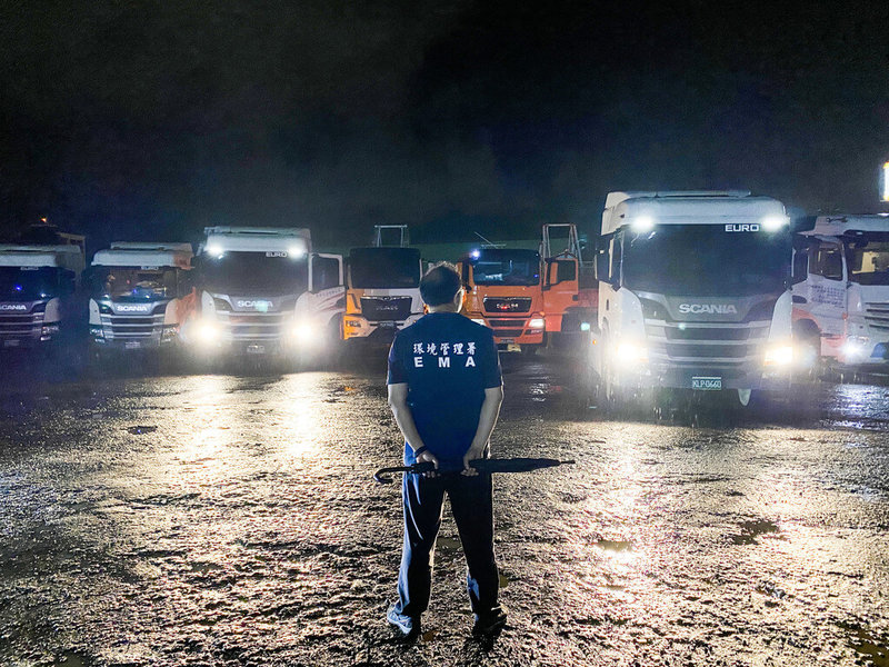 環境部環境管理署與桃園地方檢察署、桃園市政府環境保護局及警察局組成專案小組,破獲營建混合物回填農地案,專案小組多次搜索並進行夜間埋伏,利用清除車輛返回停車處時,查扣15輛。(環境部提供)中央社記者張雄風傳真 114年7月8日