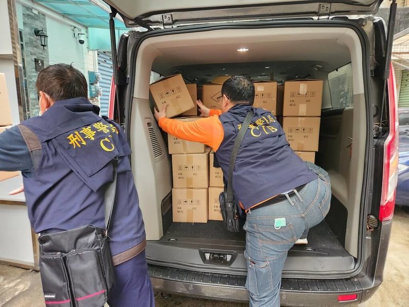 日商任天堂發現網購平台業者販售盜版遊戲機和遊戲軟體,警方獲報發動數波搜索,查扣盜版遊戲機等證物。(刑事警察局智慧財產權偵查大隊提供)中央社記者洪學廣傳真 114年7月8日