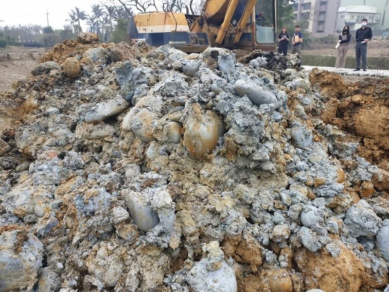 桃園地檢署偵辦犯罪集團假借「灌溉溝渠工程合約」挖取土方回填廢棄物案，日前偵結起訴11人。（檢方提供）中央社記者葉臻傳真  114年7月8日