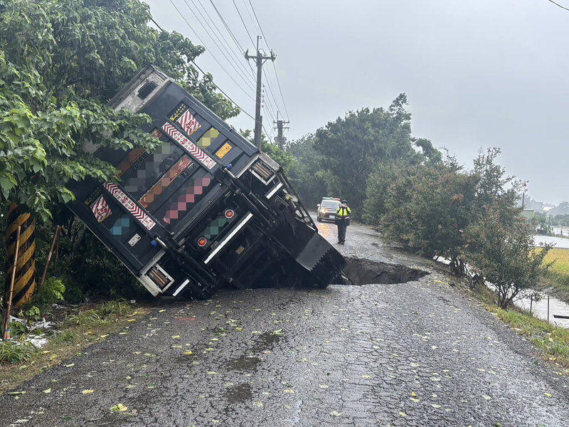 彰化縣二林鎮二溪路七段2巷道路坍塌，出現直徑近5公尺、深逾3公尺坑洞，一輛大貨車8日上午行經時陷入坑洞。（民眾提供）中央社記者鄭維真傳真  114年7月8日