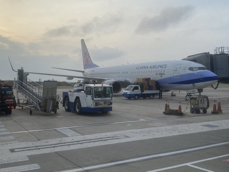 颱風丹娜絲影響離島交通,交通部民用航空局8日表示,已協調華信航空股份有限公司、立榮航空股份有限公司總計加班機及放大機型計12架次,提供1008座位數,疏運滯留旅客。(民航局提供)中央社記者余曉涵傳真 114年7月8日