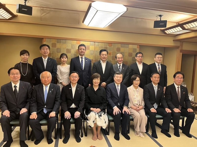 駐日代表李逸洋(前排右4)7日晚間宴請山口縣當地政要,包括山口縣知事村岡嗣政(前排右2)等人,安倍昭惠(前排中)到場致意。(駐日代表處提供)中央社記者戴雅真東京傳真 114年7月8日