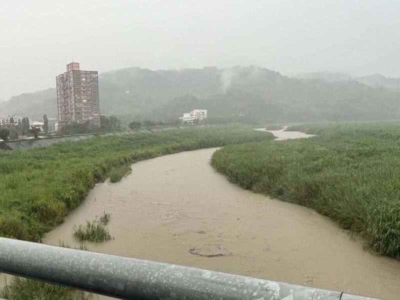 南投市等鄉鎮8日降雷雨，經濟部水利署對南投市發布淹水一級警戒，縣府表示，工務處持續關注貓羅溪（圖）水位，周邊布設抽水機，也請居民及車輛停放低窪地區者特別留意。（南投縣政府提供）中央社記者蕭博陽南投縣傳真  114年7月8日