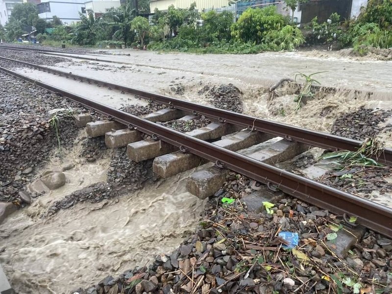 台鐵公司8日表示,下午2時25分彰化二水至雲林林內間受豪大雨影響,路線掏空,雙線不通,預計晚間6時完成搶修。(台鐵公司提供)中央社記者黃巧雯傳真 114年7月8日
