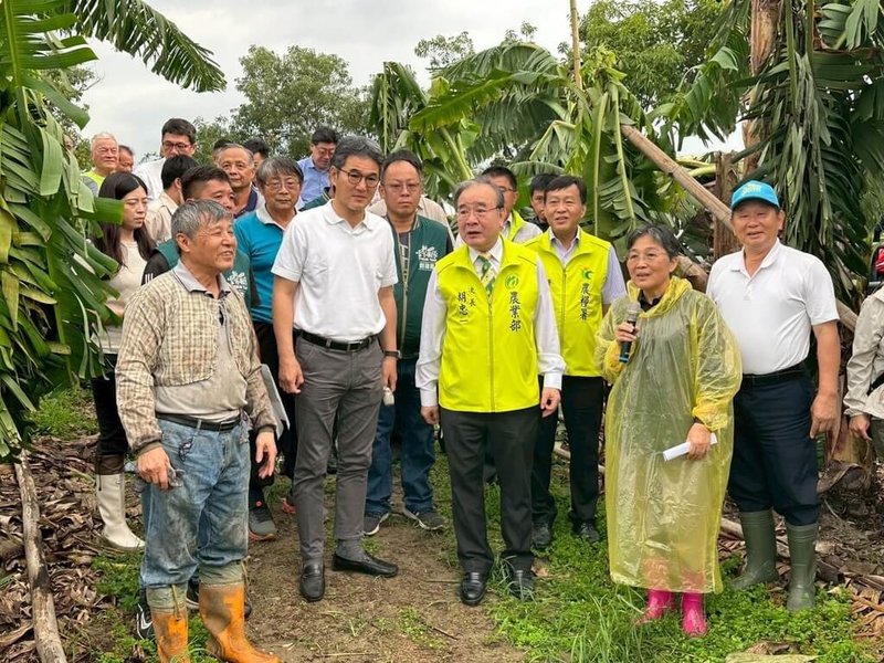 颱風丹娜絲過後,雲林農損災情嚴重,民進黨立委劉建國(前左2)8日邀農業部次長胡忠一(前左3)會勘香蕉、番石榴等農作物。 (劉建國團隊提供) 中央社記者姜宜菁傳真 114年7月8日