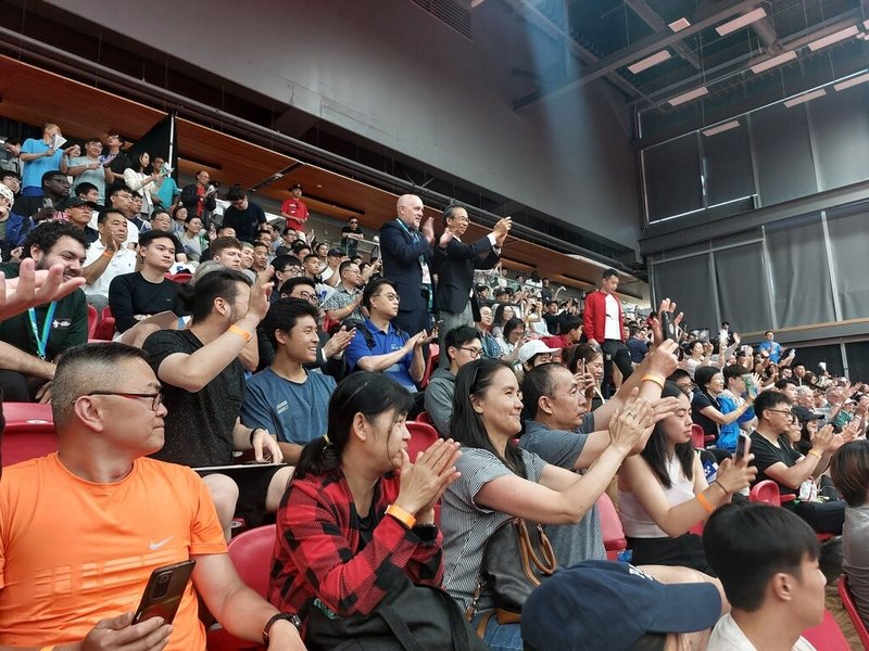 加拿大羽球公開賽吸引眾多球迷為台灣代表隊加油。駐多倫多辦事處長梁毅鵬(站立者右)兩度到場為台灣隊選手加油打氣。(駐多倫多辦事處提供)中央社記者胡玉立多倫多傳真󠄉 114年7月8日