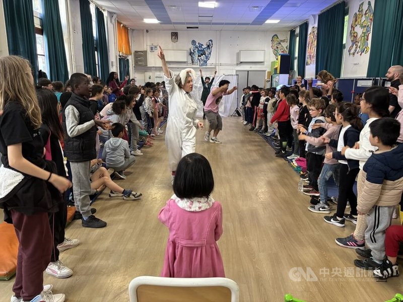 12年來,巴黎市立劇院與巴黎市政府攜手,推動小學課外戲劇企畫,扎根兒童戲劇教育。除常態性戲劇工作坊外,也邀請約5部作品至巴黎各小學巡演。台灣導演楊宜霖的「露納」今年便是其中一部。中央社記者曾婷瑄巴黎攝 114年7月8日