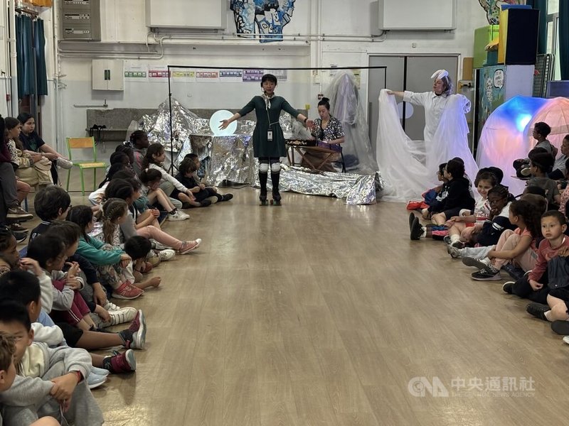 旅法導演楊宜霖將自己與兒子對台灣與外婆思念的投射,寫進為巴黎市立國小兒童編導的作品「露納」中,獲得熱烈迴響。表演常引起小觀眾對外婆的想念,也是最常被追問的問題。中央社記者曾婷瑄巴黎攝 114年7月8日