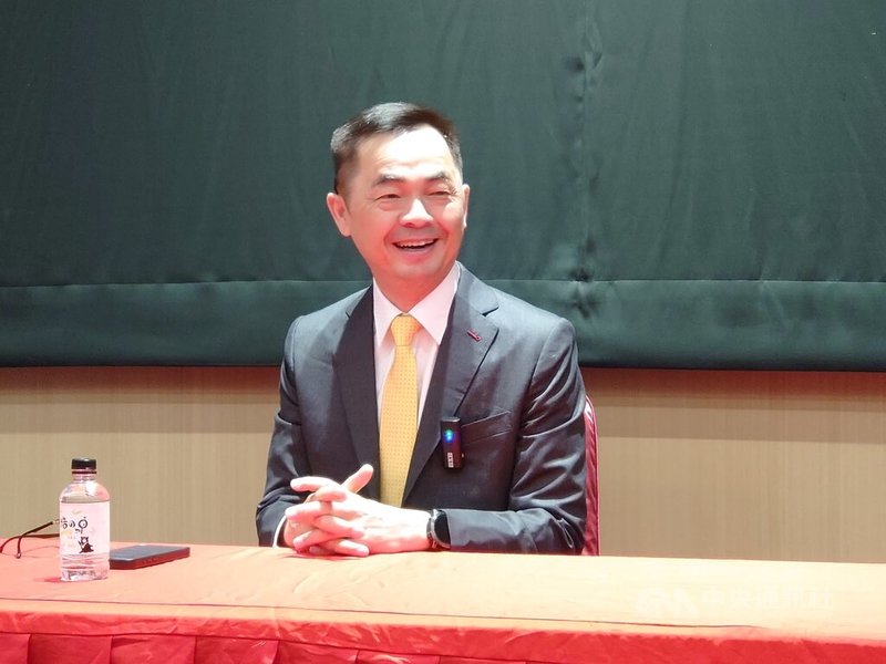 傳載方案商家登8日舉行集團家崎大樓落成啟用典禮,董事長邱銘乾受訪表示,美國關稅政策恐會影響消費動能,今年營收目標微調。中央社記者張建中攝 114年7月8日