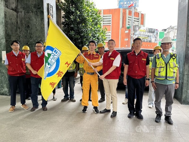 颱風丹娜絲重創嘉義市，基隆市政府8日出動7輛工程車和17人趕赴救災，工程團隊上午出發前，市府舉行授旗儀式，由市長謝國樑（前右3）授旗給消防局緊急救護科長王君維（前右4）。中央社記者王朝鈺攝  114年7月8日