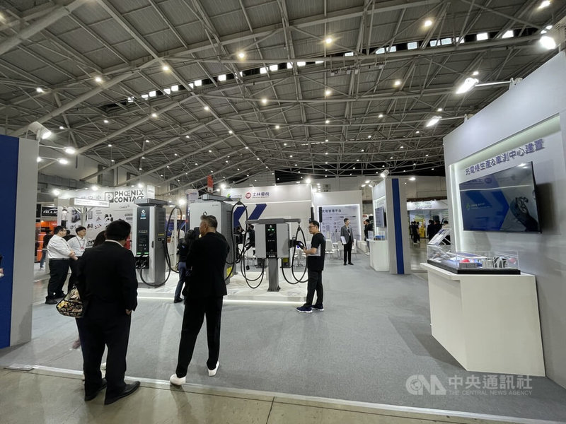 重電廠士林電機積極布局綠能市場,在2024年永續報告書中,士電指出,以綠電供應者、建置升壓站、儲能案場、綠能應用,作為綠能發展4大主軸。圖為2025年4月車電展現場。中央社記者鍾榮峰攝 114年7月8日