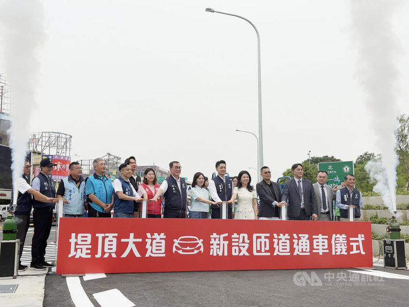 台北市長蔣萬安（前右6）8日出席堤頂交流道往北匝道動線改善工程通車儀式致詞表示，內科交通確實難解，但一定要想辦法緩解目前壅塞的情形，這個新匝道只是小工程，盼能達到畫龍點睛效果。中央社記者陳昱婷攝  114年7月8日