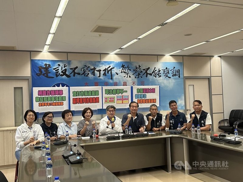 台中豐原一家5口命案,檢警朝詐騙方向偵辦。國民黨台中市議會黨團8日召開記者會表示,政府應該更重視打詐,不應打壓異己。中央社記者趙麗妍攝 114年7月8日