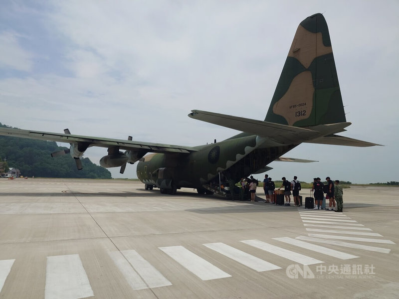受颱風丹娜絲影響，6至7日台馬間空中與海上運輸中斷，約2000名旅客滯留。連江縣政府向國防部申請8日共6架次軍機疏運，首架次軍機中午降落南竿機場，載運旅客飛往台北松山機場。中央社記者潘欣彤攝  114年7月8日