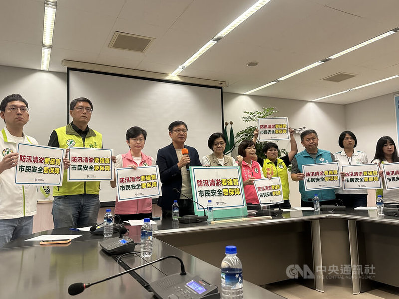 颱風丹娜絲日前肆虐,台中多處出現嚴重積淹水情形,民進黨台中市議會黨團8日在記者會中痛批,市府在防汛整備、工程驗收、災前巡檢上失職,把積水問題都推給極端氣候。中央社記者趙麗妍攝 114年7月8日