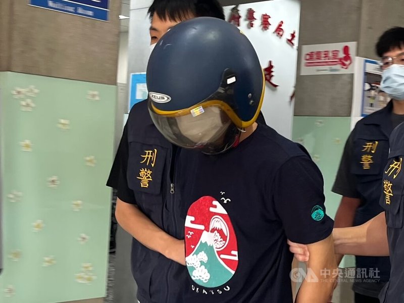 謝姓男子(前)有家暴紀錄,張姓妻子雖聲請保護令,但7日慘遭謝男當街砍殺,小姨子也難逃死劫。謝男犯案後逃逸,警方循線在彰化逮人,8日上午訊後依殺人罪嫌將謝男移送偵辦。中央社記者趙敏雅攝 114年7月8日