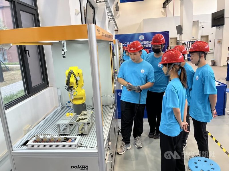 2025海峽兩岸暨香港、澳門青年技能邀請賽在上海第二工業大學舉辦，圖為機器人系統集成賽事現場。中央社記者李雅雯上海攝  114年7月8日