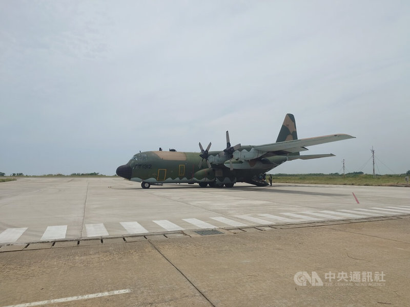 為疏運滯留人潮，連江縣政府8日申請6架次軍機助載運旅客，但南竿機場午後一度因雷雨暫停起降，最終僅飛3架次。圖為首架次軍機抵達南竿機場情形。中央社記者潘欣彤攝  114年7月8日