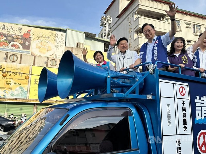 大罷免進入第3階段,26日將進行投開票。花蓮縣國民黨陣營8日邀請桃園市長張善政(左3)為國民黨立院黨團總召傅崐萁(左2)掃街站台,呼籲鄉親反罷免。中央社記者李先鳳攝 114年7月8日