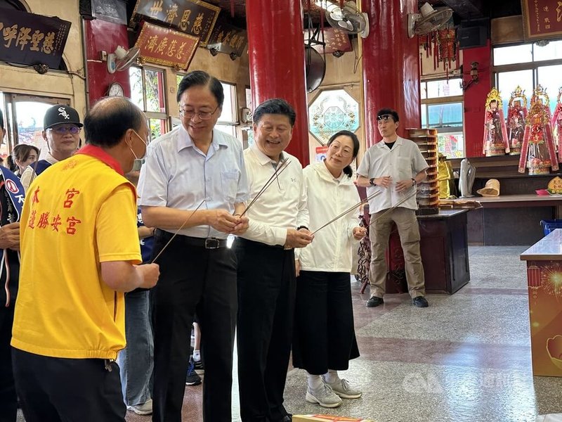 桃園市長張善政(前左2)8日前往花蓮縣為國民黨籍立委傅崐萁(前左3)一同展開車隊掃街,籲鄉親「反惡罷」,出發前並與花蓮縣長徐榛蔚(前左4)等人一同到吉安鄉勝安宮參香。中央社記者李先鳳攝 114年7月8日