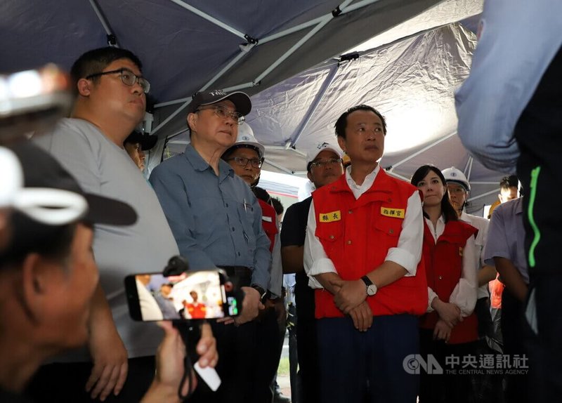 行政院長卓榮泰（前左2）8日在嘉義縣長翁章梁（前左3）、民進黨立委蔡易餘（前左）等人陪同下，前往視察台電「新塭－永華線」輸電塔倒塌受損情形，並聽取簡報。中央社記者黃國芳攝  114年7月8日