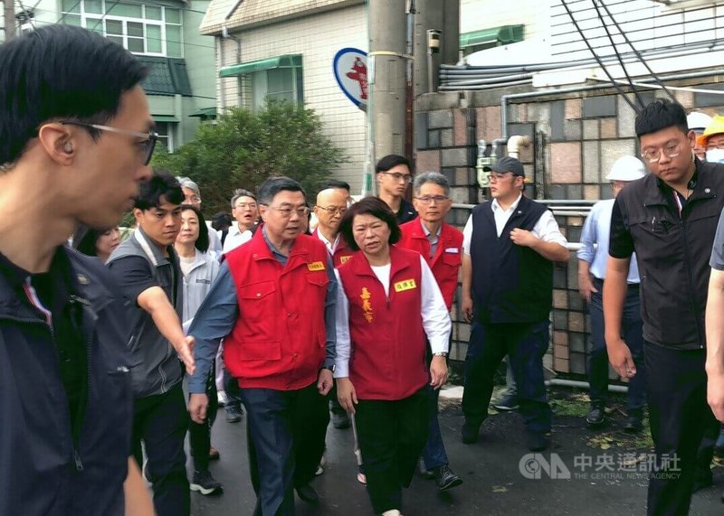 行政院長卓榮泰(中左)8日在嘉義市長黃敏惠(中右)等人陪同下,前往視察嘉義市區停電及搶修復電情況,2人沿途也交換風災相關意見。中央社記者黃國芳攝 114年7月8日