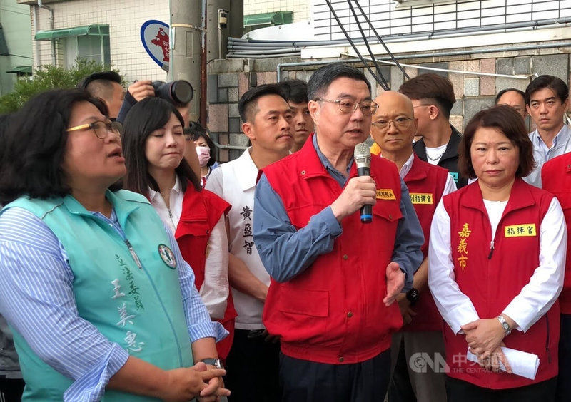 行政院長卓榮泰（前右2）8日到嘉義市視察風災後電力搶修情形，並肯定台電搶修人員的辛苦付出，內心感動又感謝。前右為嘉義市長黃敏惠。中央社記者黃國芳攝  114年7月8日