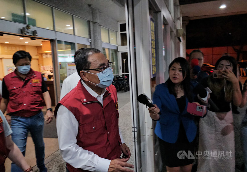 新北市新店區廣興橋下8日發生溺水案,消防搜救溺水者時意外翻船,溺水男子及1名消防員晚間不治,另有1義消、1消防員命危;市長侯友宜(中)兩度前往醫院探視。中央社記者王鴻國攝 114年7月8日