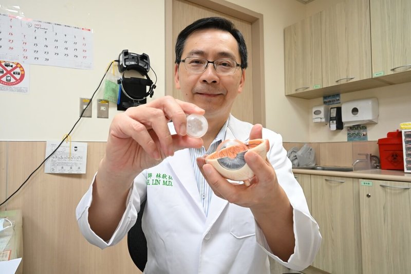 亞洲大學附屬醫院眼科醫師林耿弘提醒,水晶體老化是正常現象,若有任何視力減損前兆,都要盡快就醫檢查治療。(亞大醫院提供)中央社記者趙麗妍傳真 114年7月8日