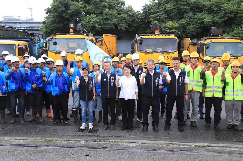颱風丹娜絲重創嘉義縣市,台中市政府8日由建設局及環保局出動人力及機具馳援,市長盧秀燕(前中,白衣者)出席勤前教育,籲請所有出勤人員團結合作,完成救災任務。(台中市政府提供)中央社記者郝雪卿傳真 114年7月8日