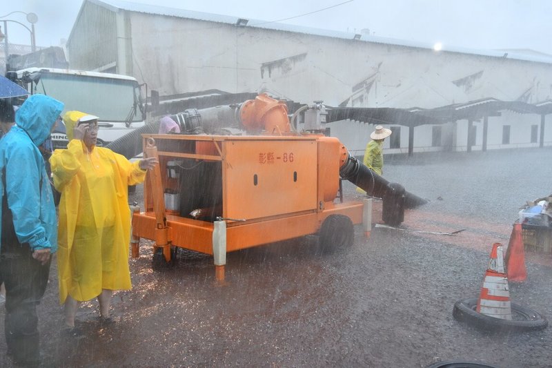 彰化縣8日上午雨勢猛烈,適逢大潮,鹿港鎮等沿海鄉鎮淹水嚴重,縣長王惠美(左2)前往勘災。(彰化縣政府提供)中央社記者鄭維真傳真 114年7月8日