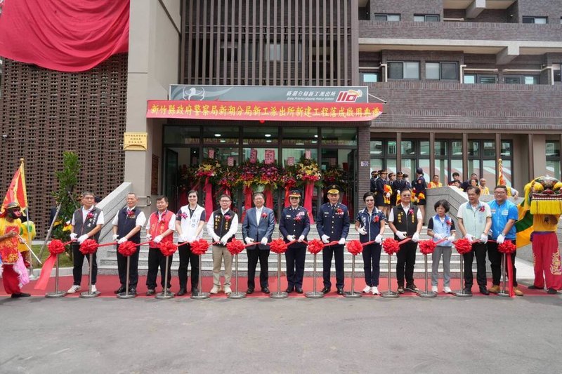 新竹縣湖口鄉新工派出所新廳舍8日落成啟用,縣長楊文科(中,灰西裝者)等人出席剪綵。(新竹縣警察局提供)中央社記者郭宣彣傳真 114年7月8日