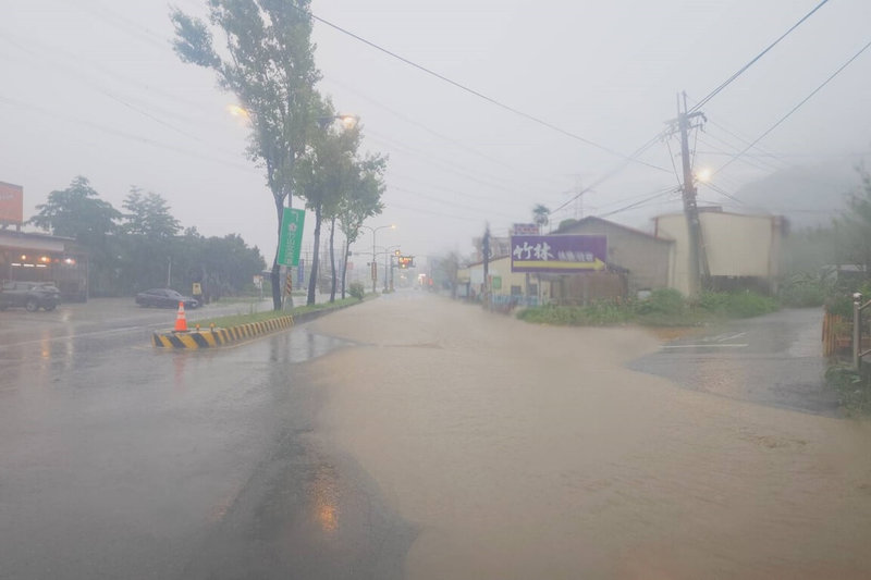 南投縣多個鄉鎮8日降雷雨，台3線指標227公里處、竹山鎮外埔橋靠近竹山交流道路段，下午短暫積淹水，隨雨勢減緩已消退。（民眾提供）中央社記者蕭博陽南投縣傳真  114年7月8日