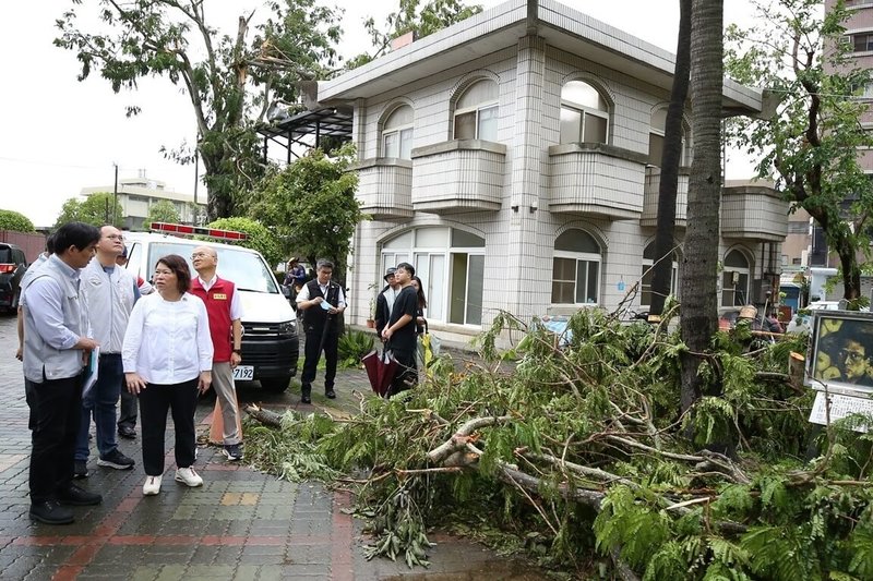 颱風丹娜絲重創嘉義,嘉義市長黃敏惠(前左2)8日勘災時疑因天雨路滑一度重摔倒地,引發驚呼,她起身表達沒事,僅手部略為紅腫,並持續勘災行程。圖為黃敏惠摔倒後仍前往嘉義公園會勘。(嘉義市政府提供)中央社記者姜宜菁傳真 114年7月8日