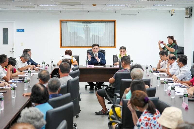 受颱風丹娜絲影響，高雄市旗津中區污水處理廠主幹管破裂滲漏，造成約50戶民宅淹水。民進黨立委賴瑞隆（後中）8日邀相關單位召開協調會議，並爭取政府災後復原經費與受災戶專案援助。（賴瑞隆辦公室提供）中央社記者蔡孟妤傳真  114年7月8日