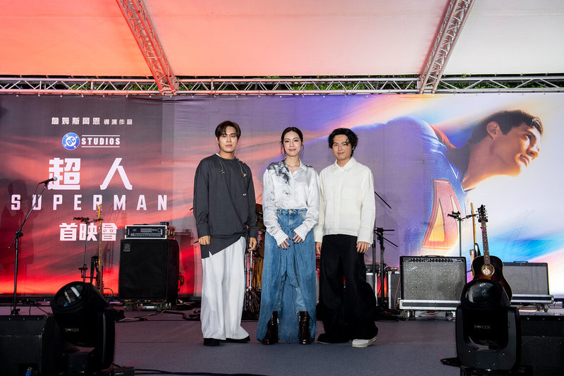 電影「超人」8日晚間舉辦首映會並邀請樂團告五人站台,現場演出新歌「黑夜狂奔」,並受訪分享飼養寵物點滴。(華納兄弟提供)中央社記者王心妤傳真 114年7月8日