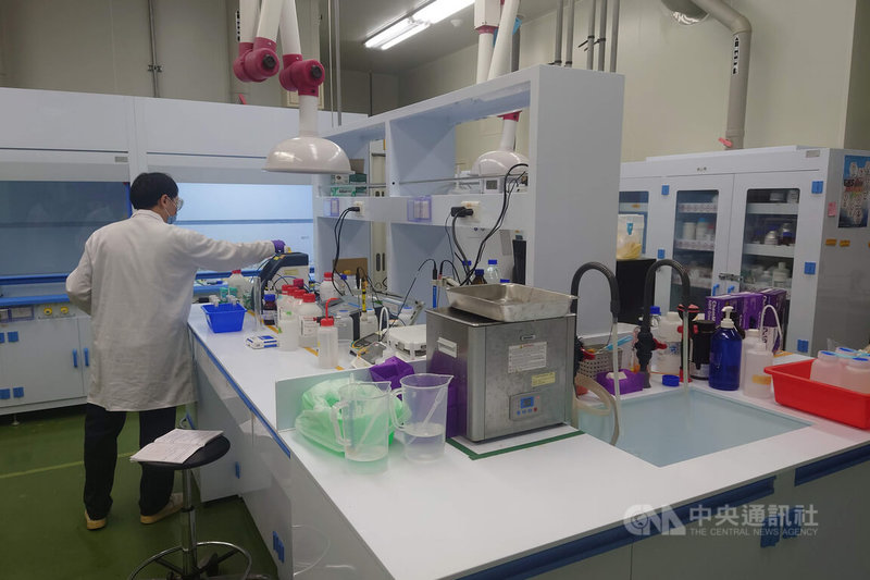 位於台南的強方科技打造全球第一間將廢硫酸再製成電子級硫酸的工廠,廠內設有專業實驗室進行製程品質控管。中央社記者楊思瑞攝 114年7月8日