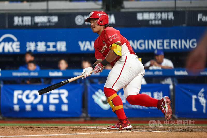 中華職棒味全龍隊8日作客新莊球場迎戰富邦悍將隊,打者吉力吉撈.鞏冠(圖)8局敲出2分打點安打,助龍隊超前比分。中央社記者王騰毅攝 114年7月8日