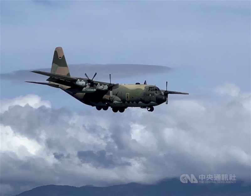颱風丹娜絲影響，國軍助滯留澎湖旅客完成疏運。（中央社檔案照片）