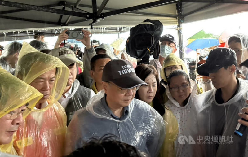 颱風丹娜絲造成雲嘉南地區多處災情,行政院長卓榮泰(前中)8日在嘉義縣長翁章梁(前左2)等人陪同下,冒雨視察新港鄉蕹菜農損情形,並聽取相關簡報。中央社記者黃國芳攝 114年7月8日