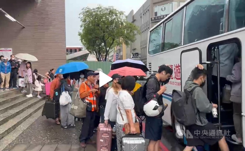 台鐵指出,彰化二水至雲林林內間8日下午受豪大雨影響、路線掏空,一度雙線不通,大批旅客站在斗六站等待,已緊急調度遊覽車啟動公路接駁。中央社記者姜宜菁攝 114年7月8日