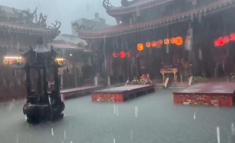 彰化縣8日上午短時間降下大雷雨,國定古蹟鹿港天后宮廟埕排水不及水淹到膝蓋高度,天公爐、供桌都泡在水中,廟方緊急出動抽水機加強排水。(讀者提供)中央社記者鄭維真傳真 114年7月8日