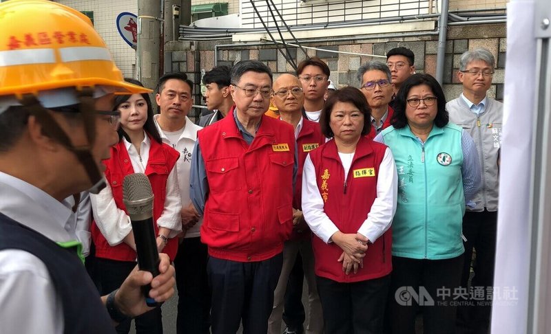行政院長卓榮泰(前右3)8日南下嘉義市,在市長黃敏惠(前右2)、民進黨立委王美惠(前右)等人陪同下,視察市區停電及復電情況,專注聽取簡報。中央社記者黃國芳攝 114年7月8日