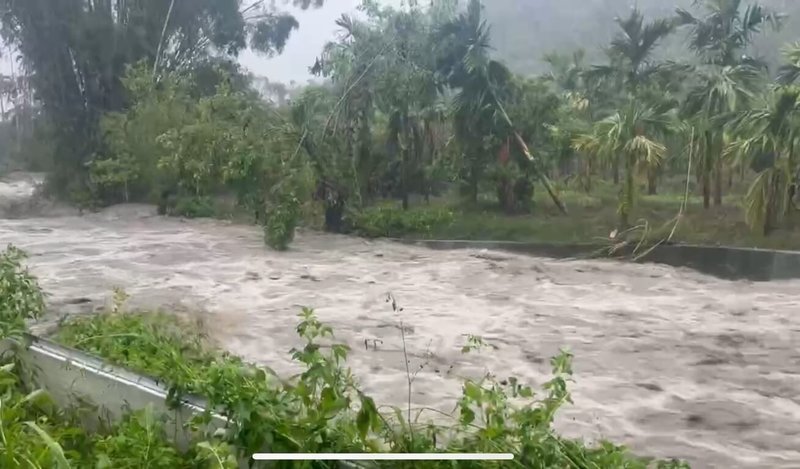 雲林縣古坑鄉山區午後暴雨,華南社區發展協會人員丁沛瑩8日表示,緊臨協會活動中心10公尺的野溪暴漲,滾滾溪流溢堤,場面嚇人。(協會提供)中央社記者姜宜菁傳真 114年7月8日
