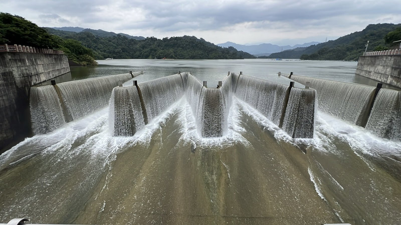 苗栗鯉魚潭水庫5月起滿庫溢流,這兩天颱風過境持續進帳,水庫管理中心8日表示,這是全台唯一鋸齒堰溢流美景。(民眾提供)中央社記者管瑞平傳真 114年7月8日