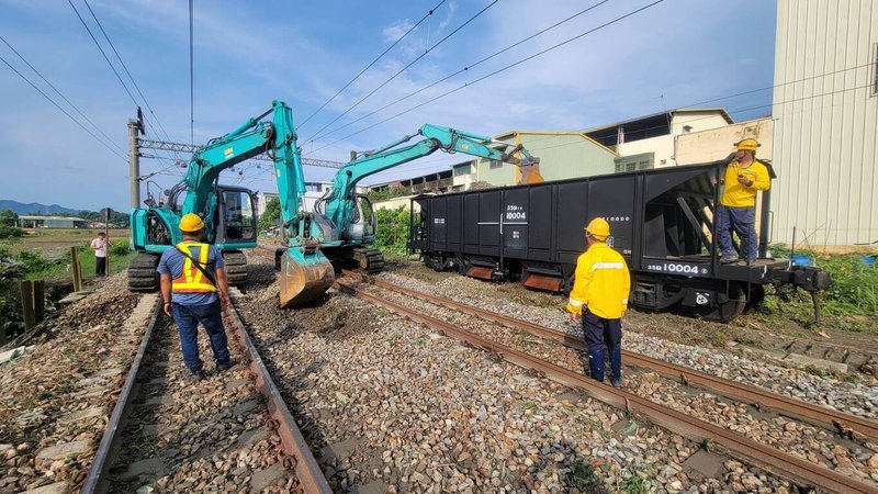 台鐵彰化二水至雲林林內間8日下午受豪大雨影響、路線掏空,一度雙線不通,經全力搶修,目前恢復東正線單線雙向通車。(台鐵提供)中央社記者黃巧雯傳真 114年7月8日