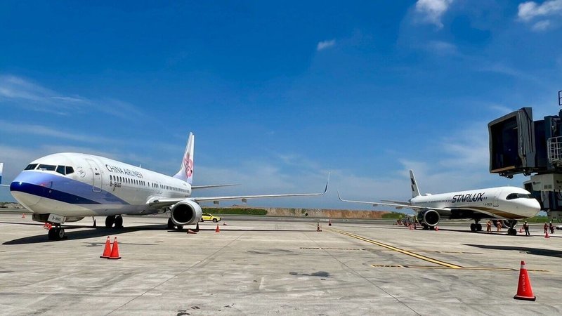 桃園國際機場第3航廈持續趕工,為配合北登機廊廳啟用前各項準備,5月起陸續安排國籍航空各機型航機試拖,進行機坪動線測試及地勤作業模擬等。(桃園國際機場公司提供)中央社記者吳睿騏桃園機場傳真 114年7月8日