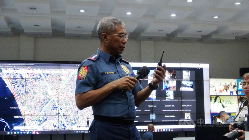 菲律賓警察總長托瑞8日在位於奎松市的警署指揮中心向媒體記者展示，民眾撥打911救助熱線之後，警方可於5分鐘內馳抵現場。中央社記者林行健奎松市攝  114年7月8日