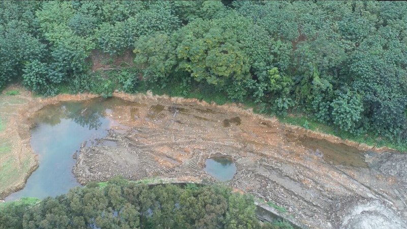 環境部環境管理署與桃園地方檢察署、桃園市政府環境保護局及警察局組成專案小組，同步開挖3處農地，破獲營建混合物回填農地案，犯罪集團將農地原生土石挖除販售，深度竟達7公尺形成怵目驚心「天坑」，接著非法載運營建剩餘土石方及大量營建混合物進行回填。（環境部提供）中央社記者張雄風傳真 114年7月8日