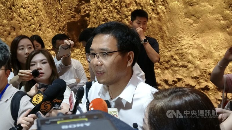 今年是抗戰勝利80週年,中國人民抗日戰爭紀念館舉辦主題展8日對外開放,副館長賴聲亮(圖中)表示,中國共產黨領導開闢的敵後根據地和國民黨指揮的正面戰場通力協作,形成共同抗擊日本侵略者的戰略局面。中央社記者謝怡璇北京攝 114年7月8日